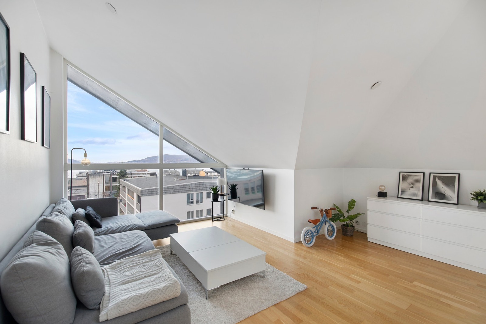 Loftstue. Galleribilde