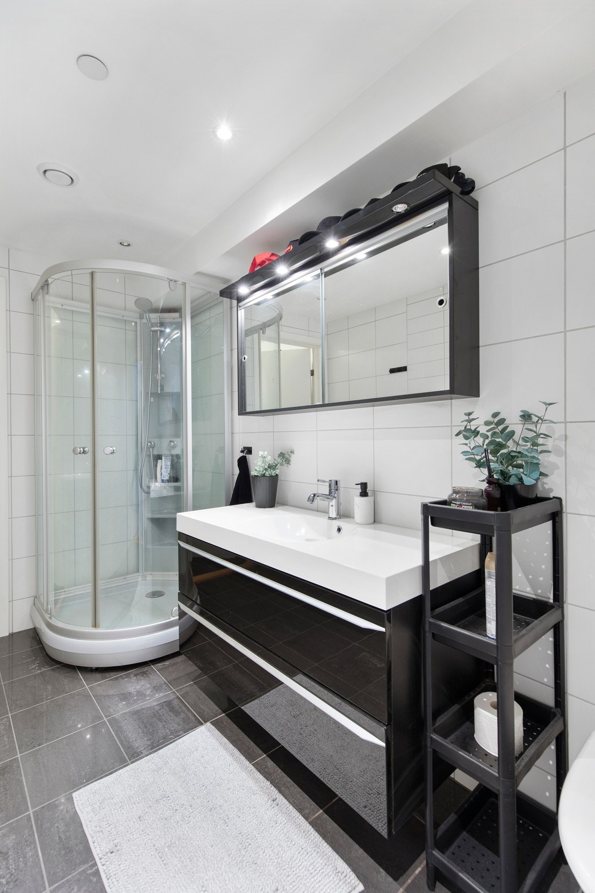 Badet i hovedetasjen inneholder varme i gulv, dusjkabinett, vegghengt toalett, mekanisk avtrekk og baderomsinnredning med servant, og inneholder baderomsinnredning med servant, speilskap og belysning. Galleribilde