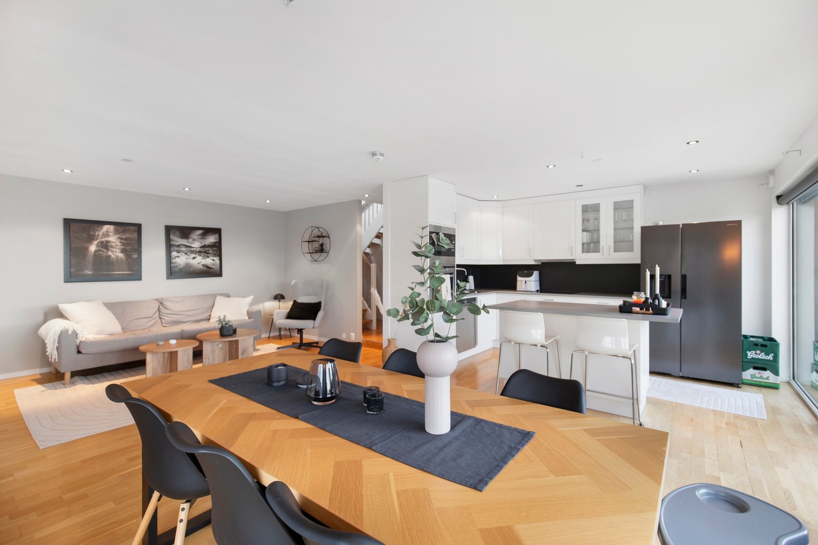 Romslig stue med gode muligheter for spisebord. Galleribilde