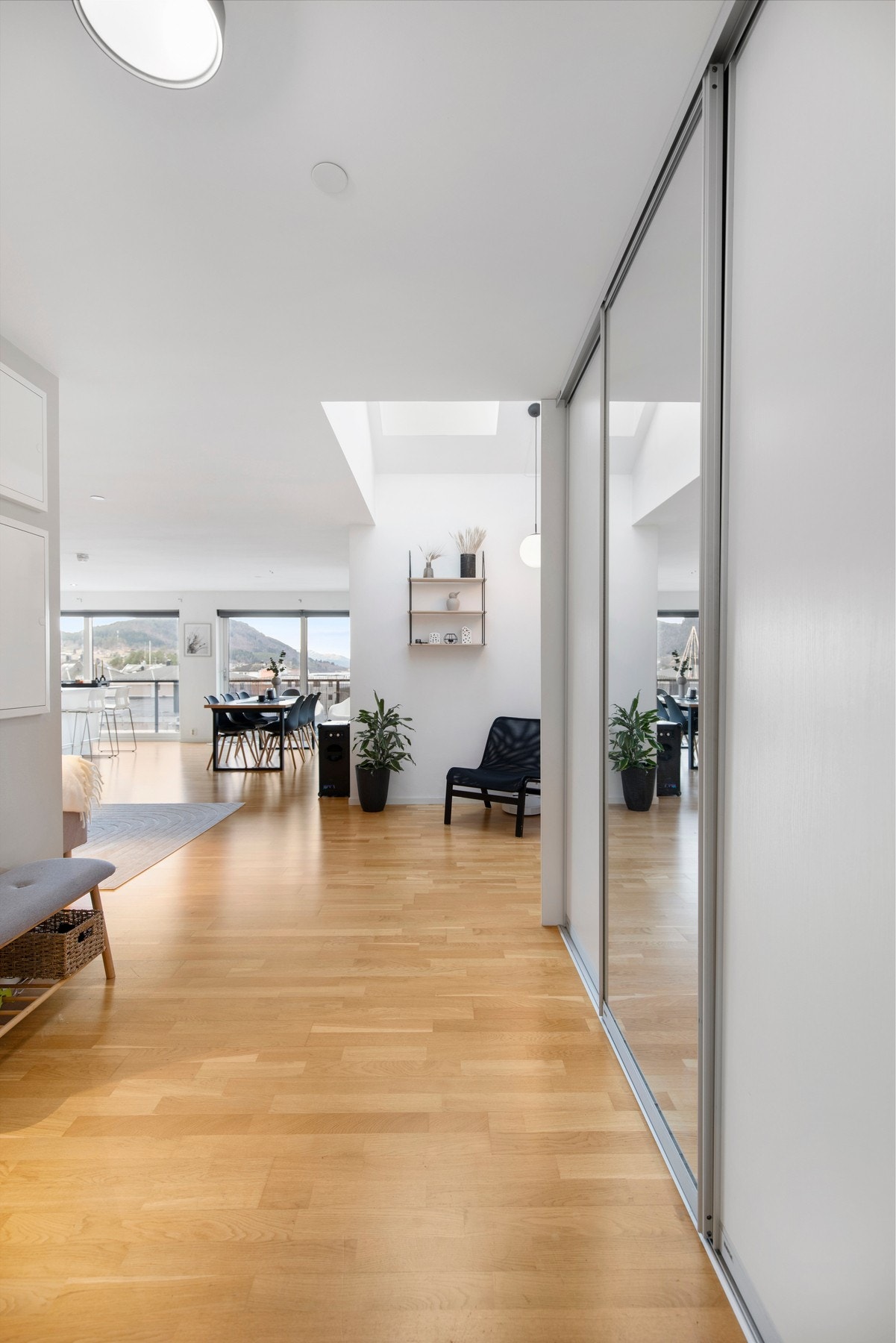 Inngangsparti med tilhørende skyvedørsgarderobe. Galleribilde