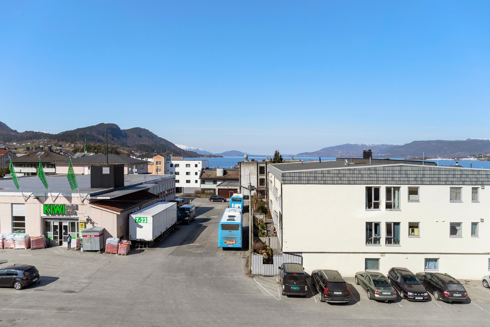 Vestvendt og solrikt. Galleribilde