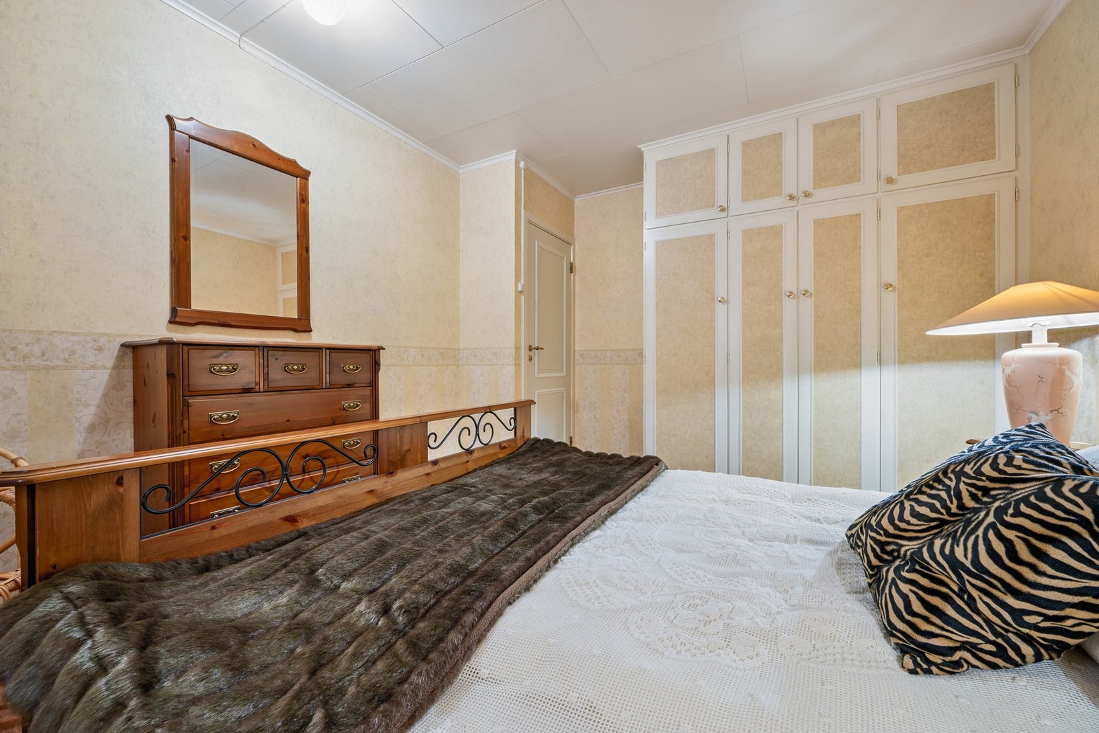 Soverommet har plassbygd garderobe Galleribilde