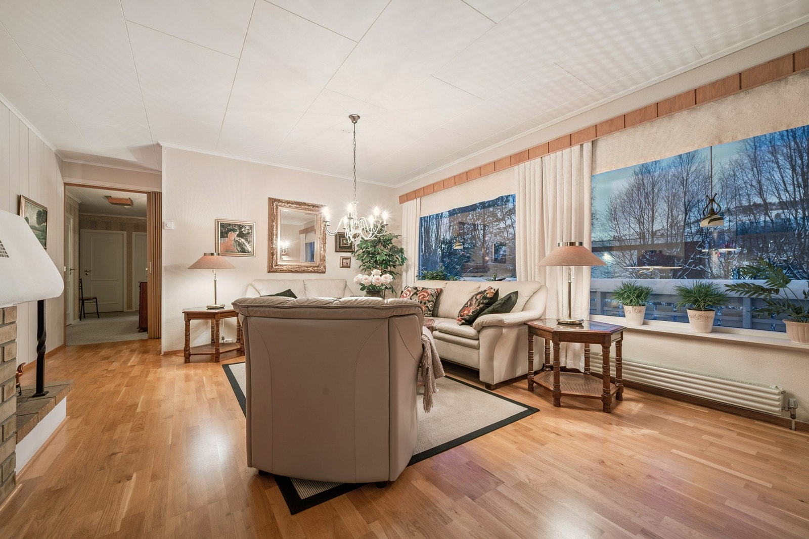 Store vindusflater i stuen mot hagen Galleribilde