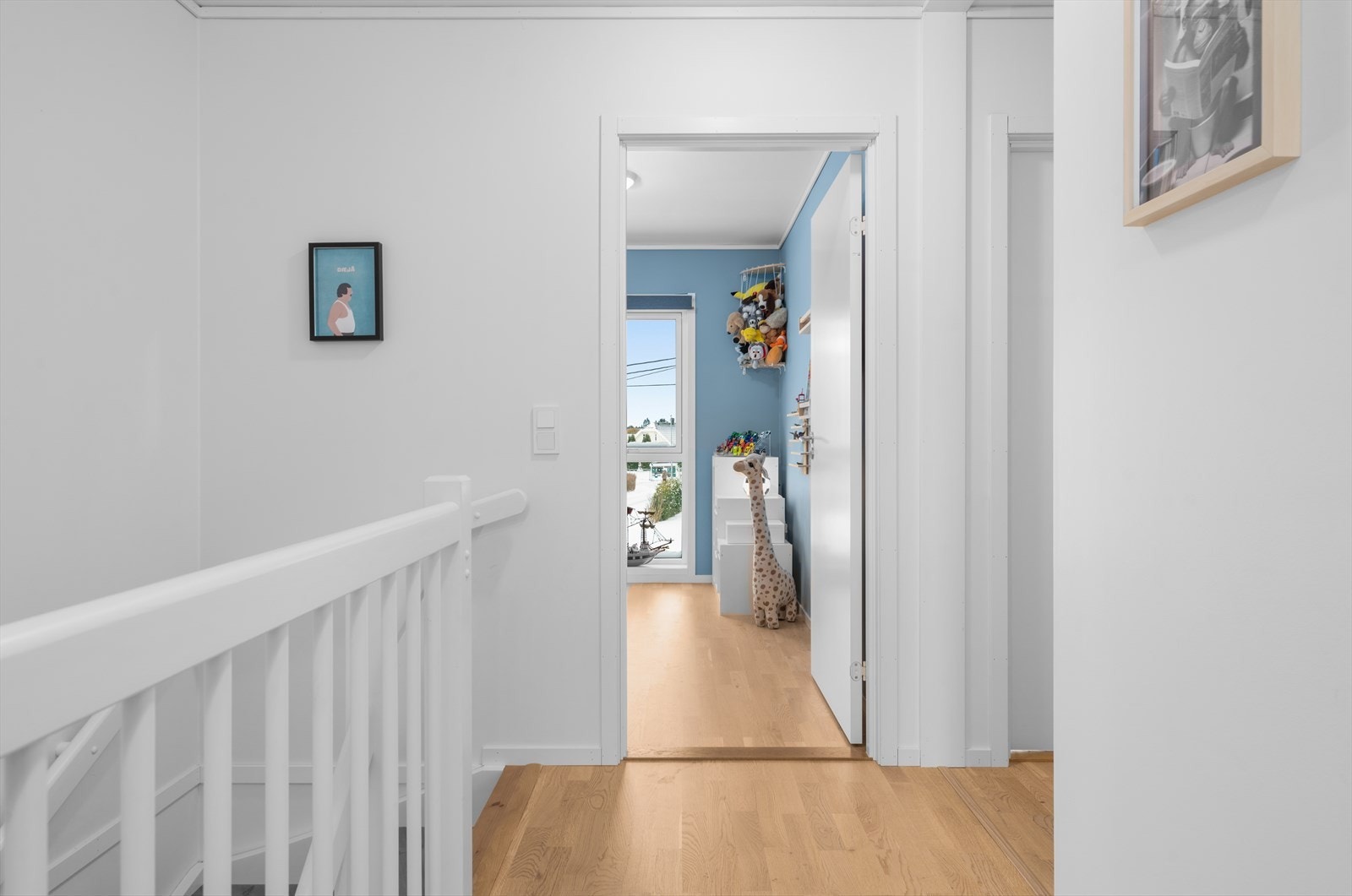 Fra gangen i andre etasje er det adkomst til alle rom, med hvite, glatte innerdører. Galleribilde