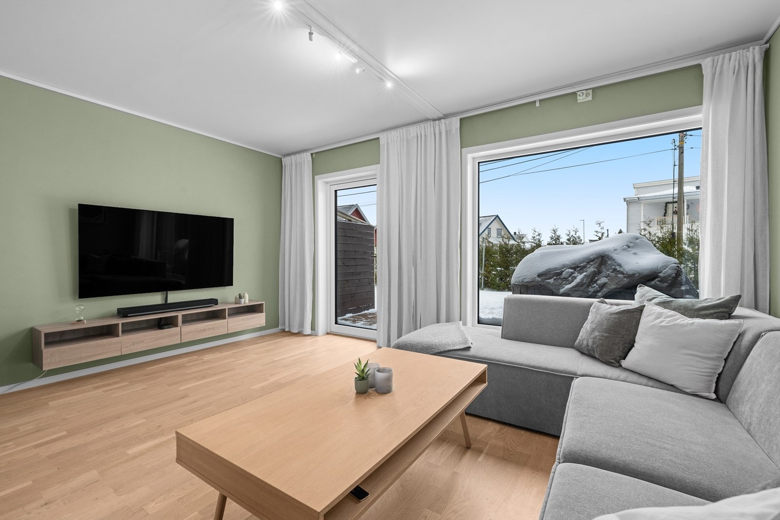 Stuen har store vindusflater med 3-lags isolerglass som gir godt med lys. Galleribilde