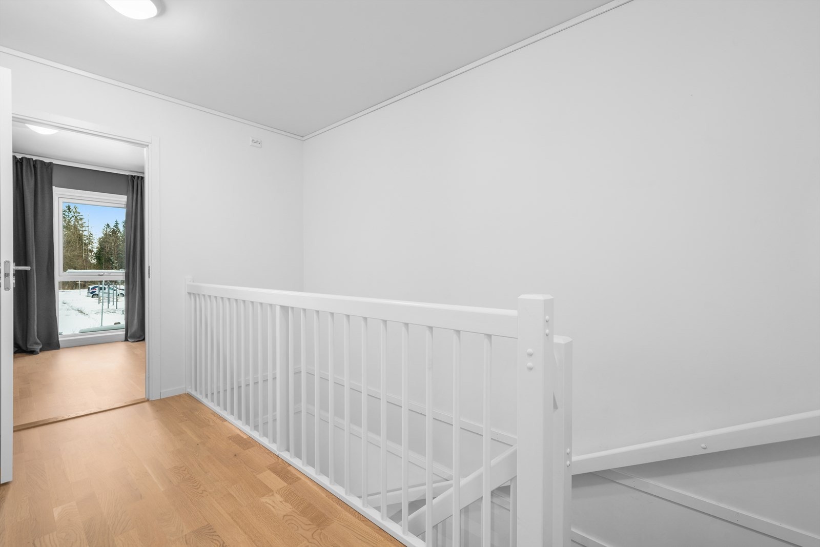 Trapperommet i andre etasje fungerer som et bindeledd mellom etasjens tre soverom og bad. Galleribilde