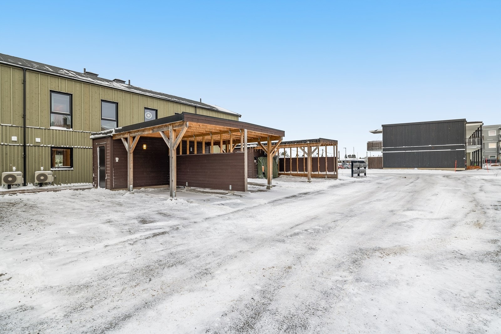 Til boligen hører en egen carport med en tilhørende utebod på 5 m² for ekstra lagring. Galleribilde