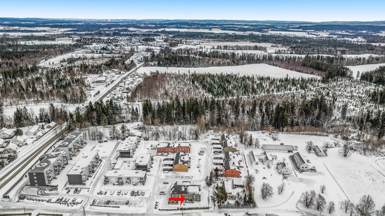 Det er kort og trygg vei til Algarheim skole, som ligger 1,7 km fra boligen. Galleribilde