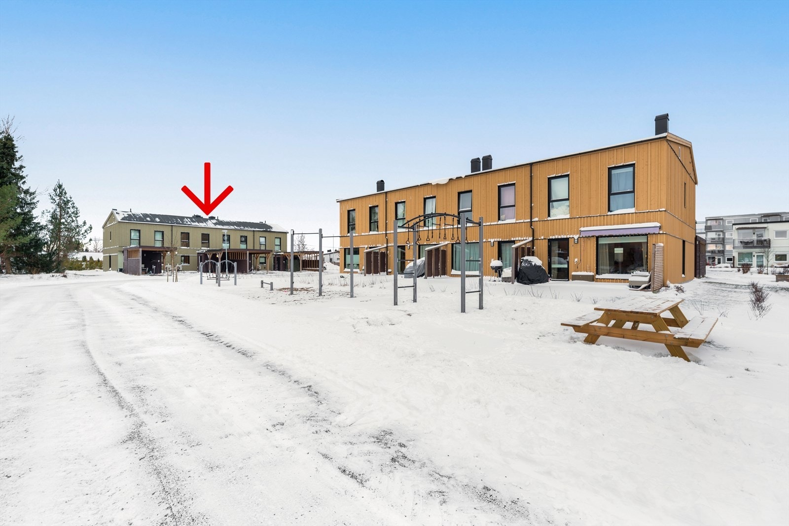 Sameiet har felles lekeplass og grøntarealer, ideelt for barnefamilier. Galleribilde