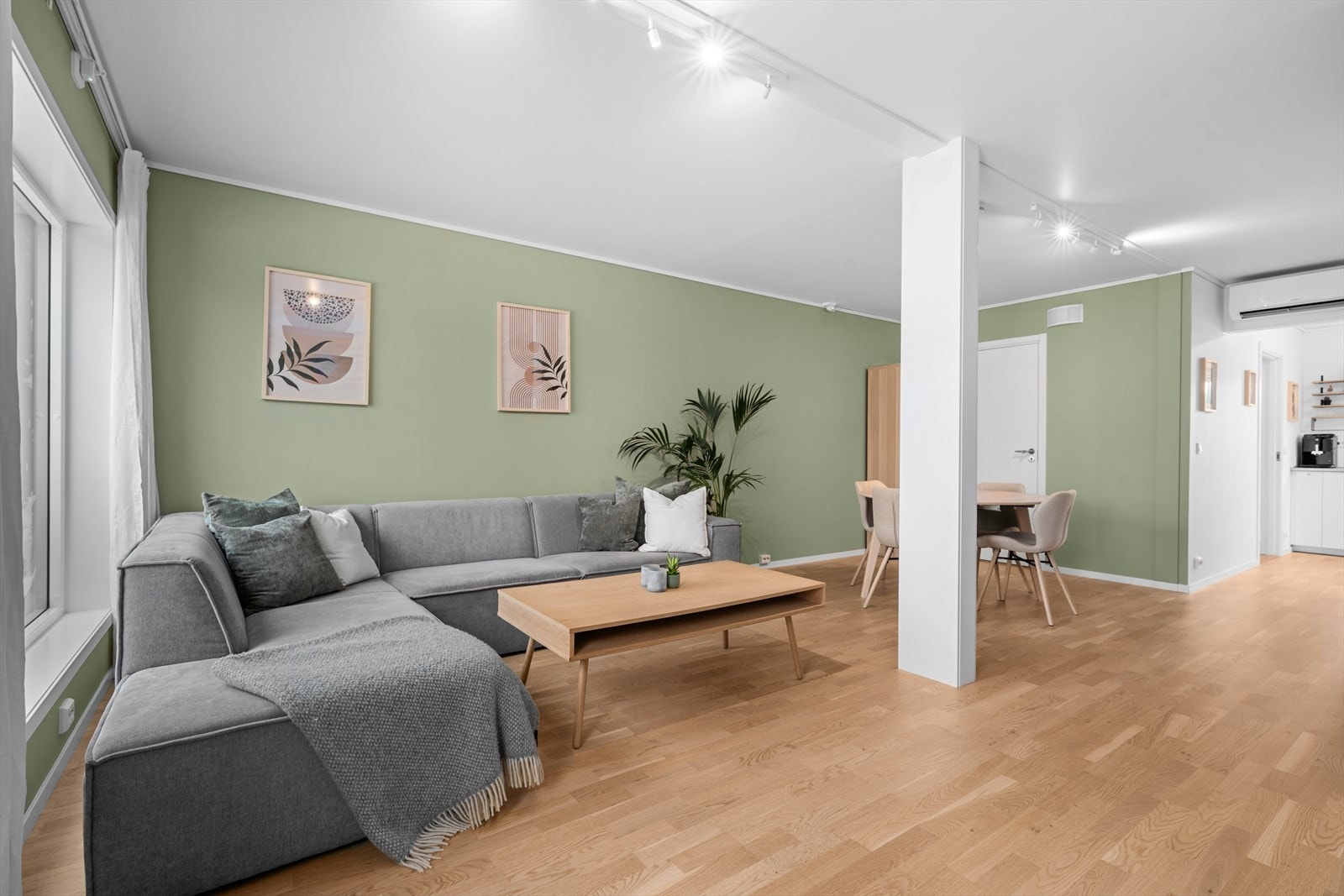 En luft-til-luft varmepumpe sørger for effektiv oppvarming av oppholdsrommet. Galleribilde