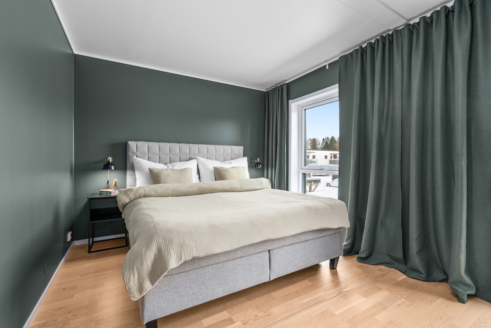 Hovedsoverommet har god plass til dobbeltseng og oppbevaringsløsninger. Galleribilde