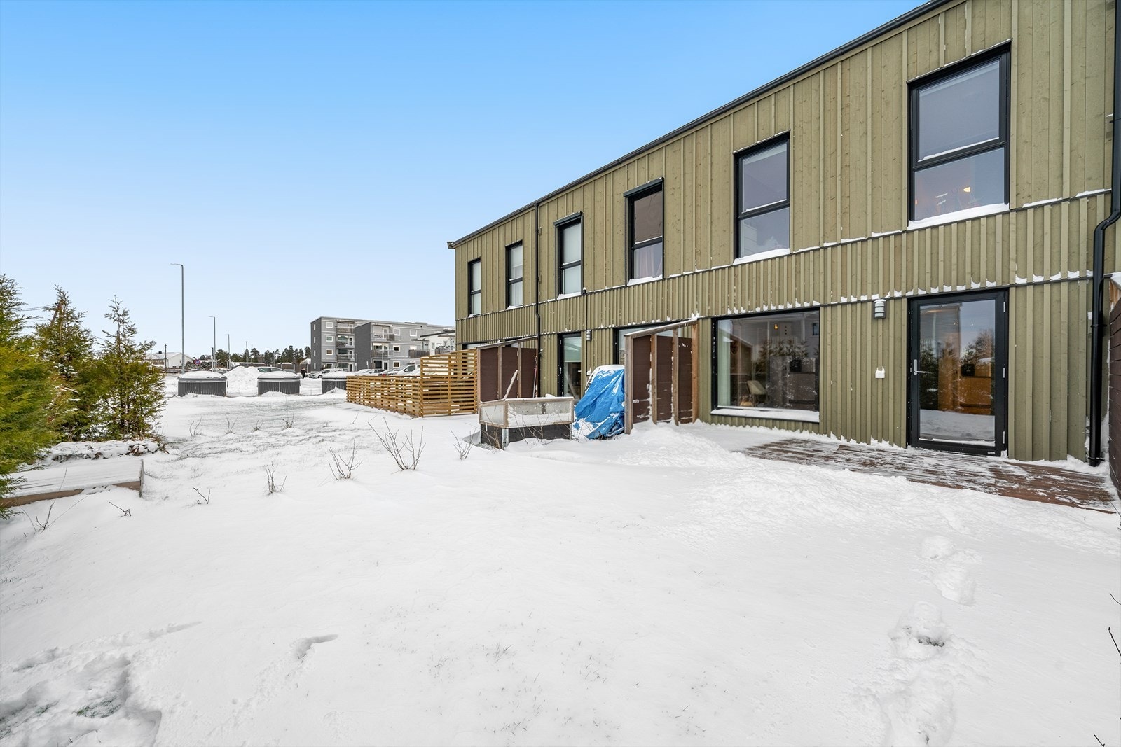 Fasaden er kledd med malt, stående trepanel, som gir et tidsriktig uttrykk. Galleribilde