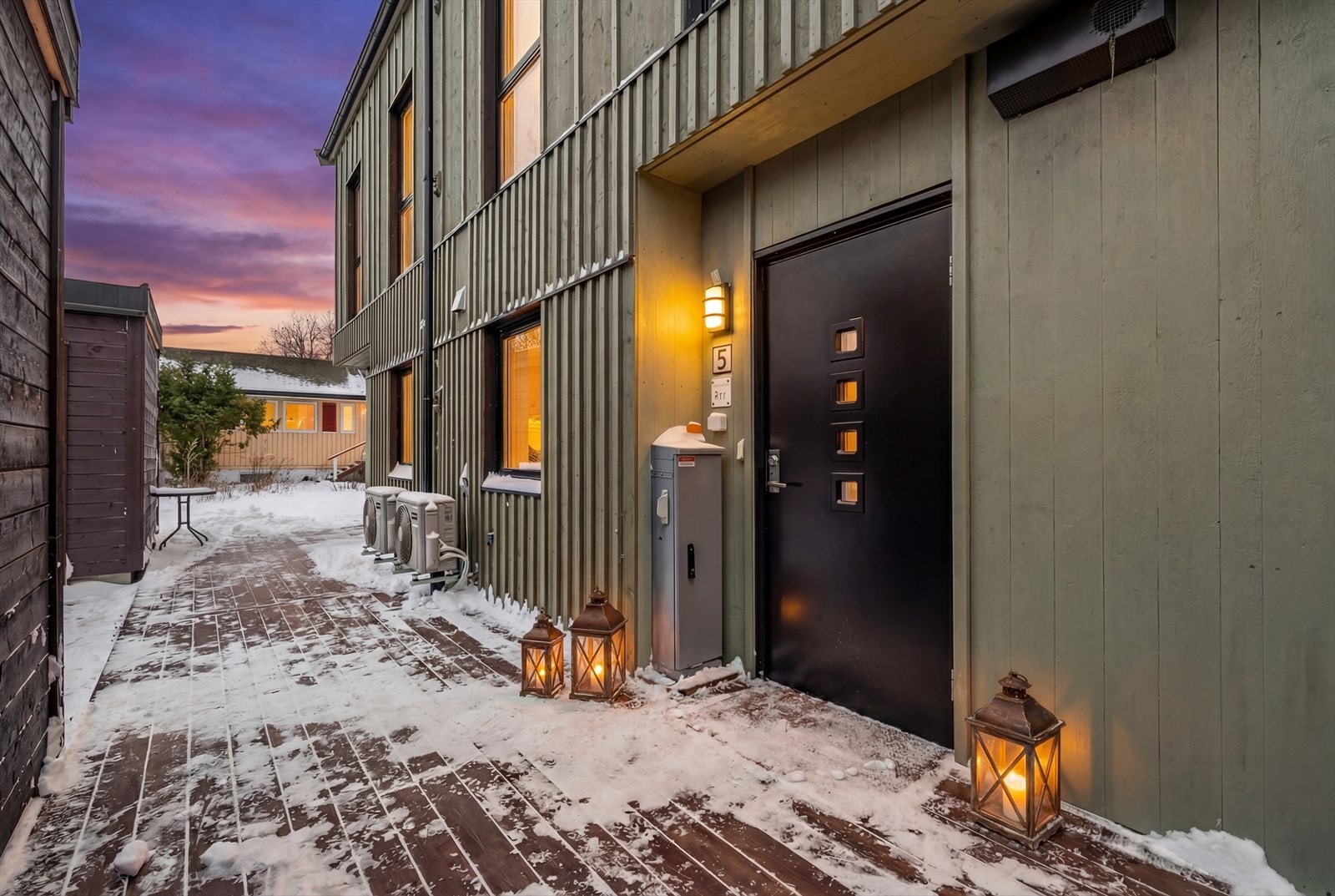 Inngangspartiet har en felles platting belagt med impregnerte terrassebord. Galleribilde