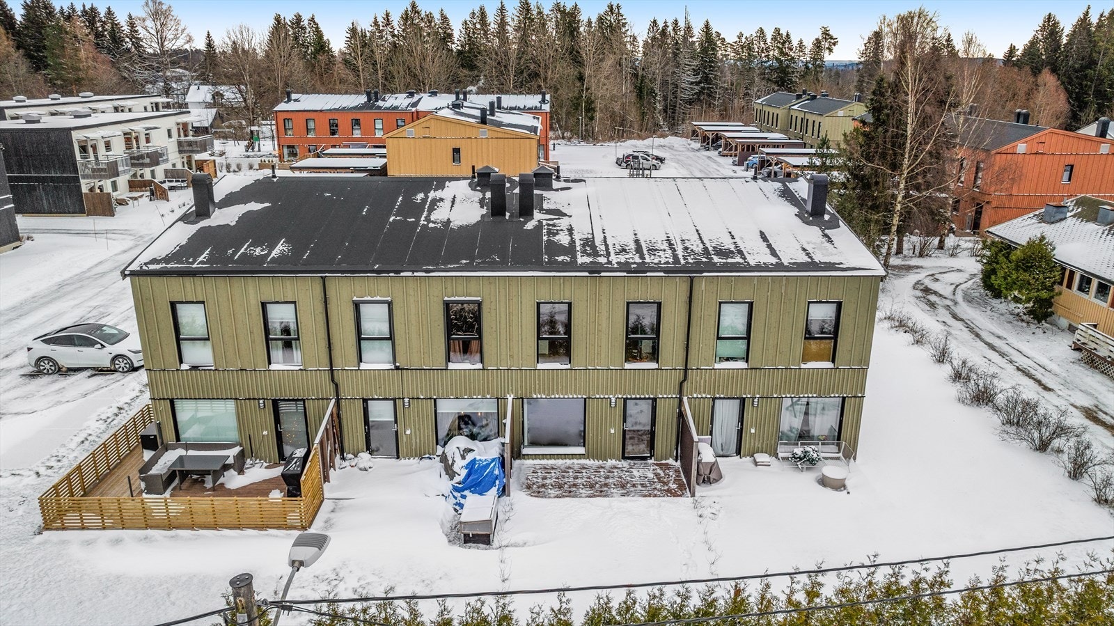 Boligen ligger i et etablert og familievennlig nabolag på Jessheim. Galleribilde