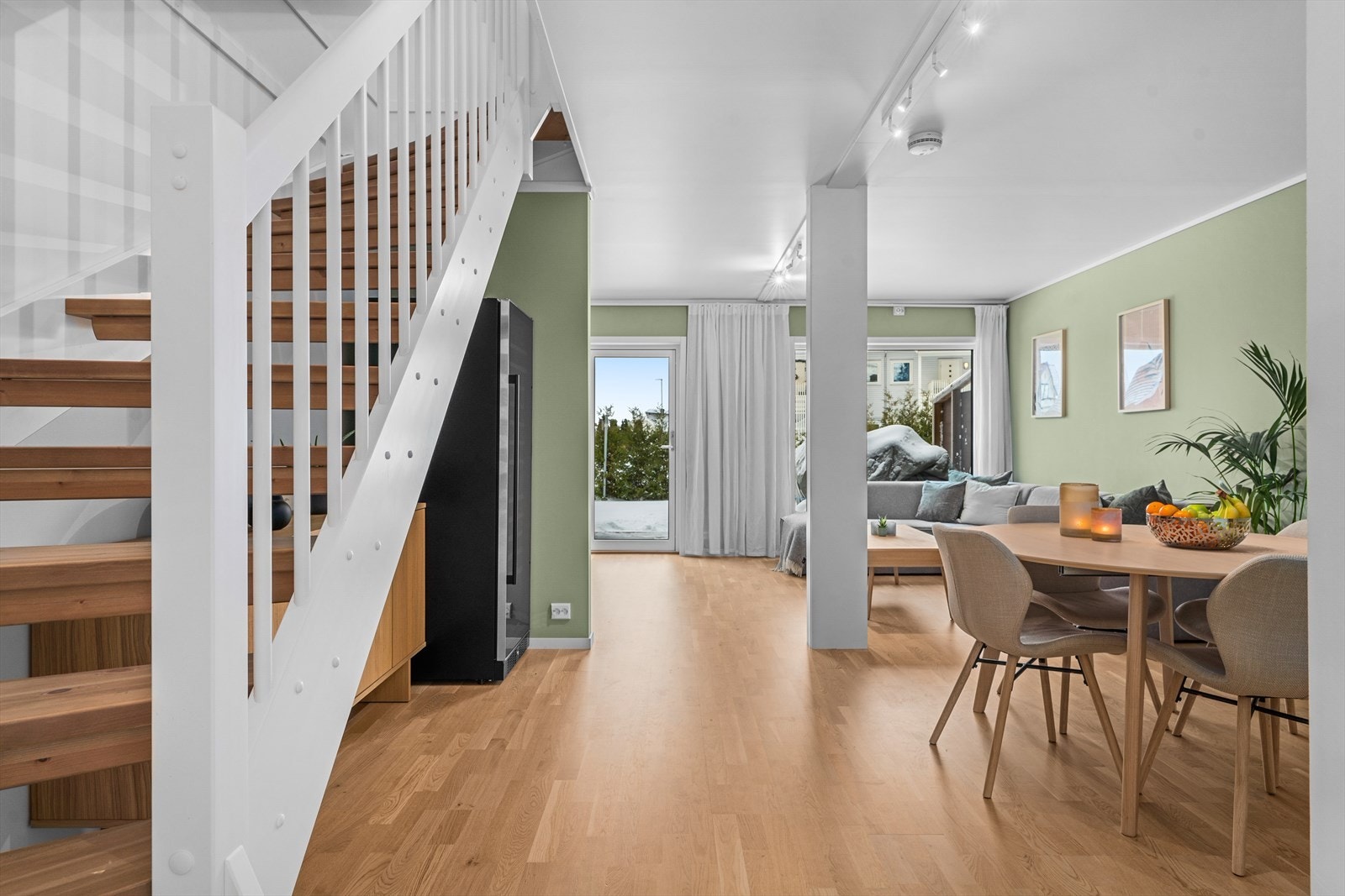 Den malte tretrappen med åpne opptrinn binder de to etasjene sammen. Galleribilde