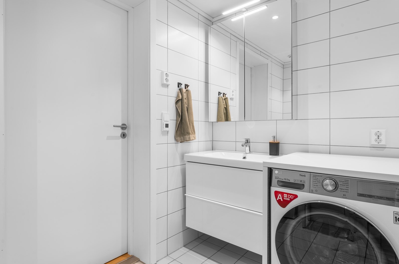 Innredningen kompletteres med overskap med speilfront og speillys, samt downlights i taket. Galleribilde