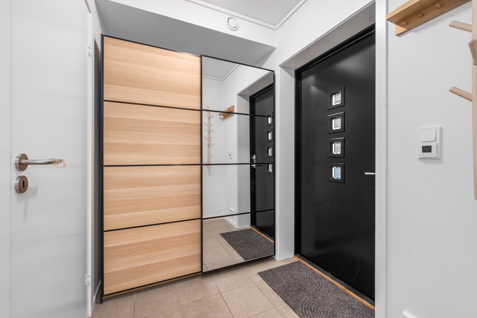 Gangen har god plass til oppbevaring og er utstyrt med gulvvarme for økt komfort. Galleribilde