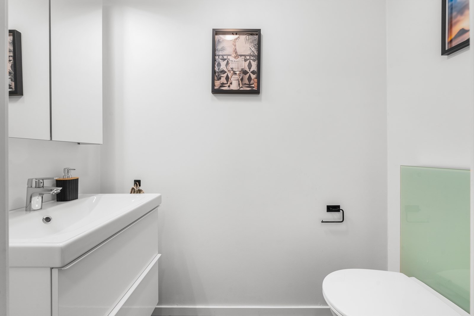 Praktisk toalettrom i første etasje med gulvvarme, vegghengt toalett og servantinnredning. Galleribilde