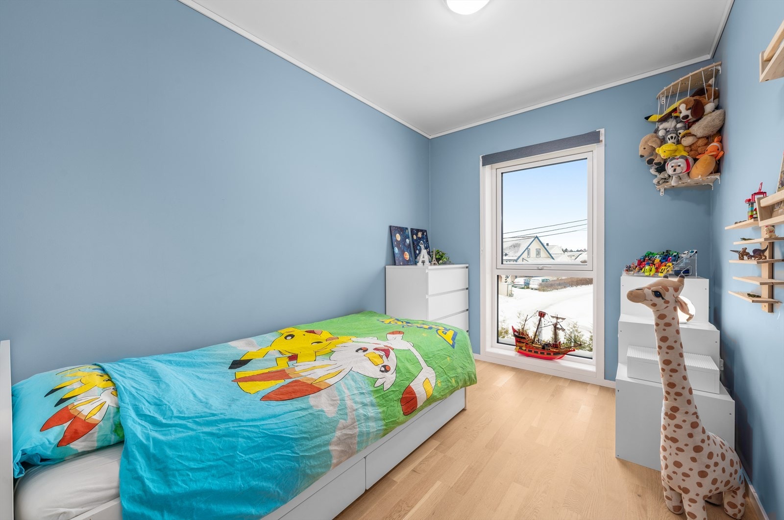 Boligen har totalt tre soverom, som gir fleksibilitet for en familie. Galleribilde