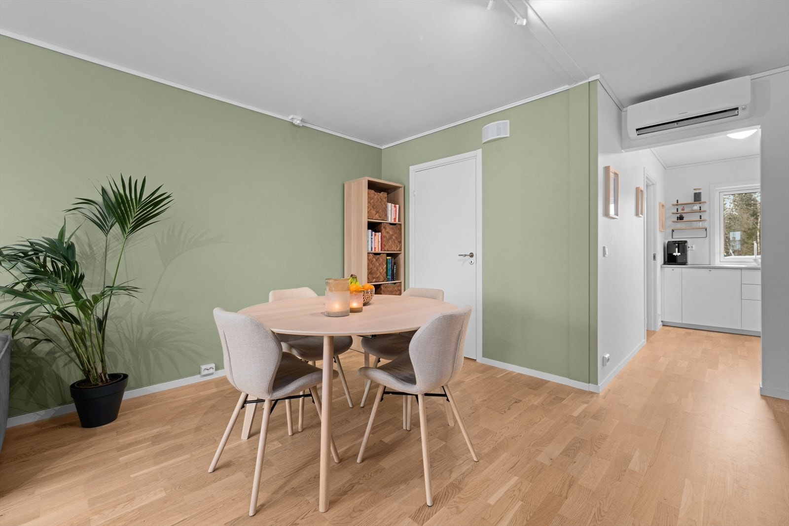 Spisestuen er et naturlig samlingspunkt i boligens sosiale sone i første etasje. Galleribilde