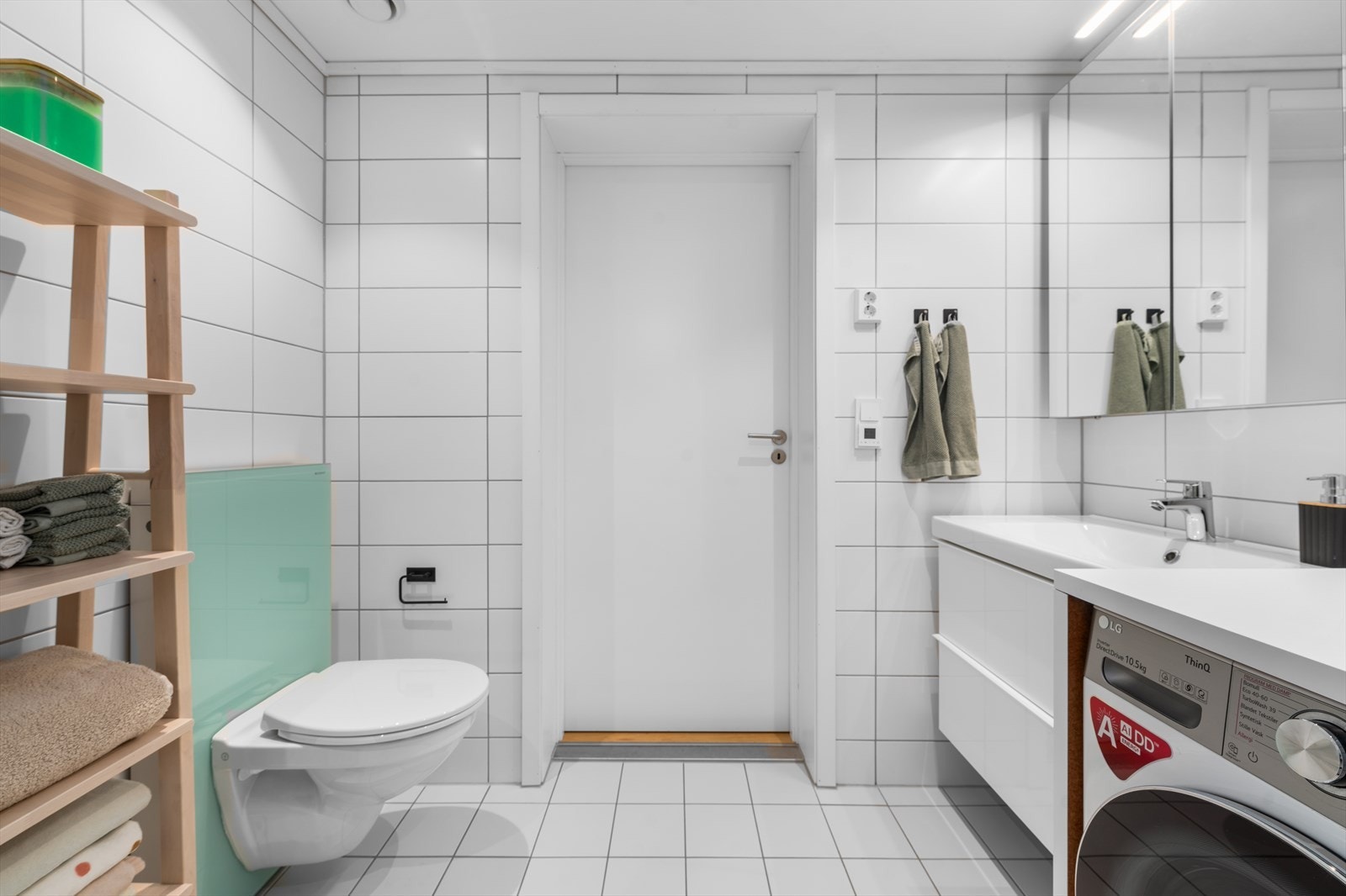 Her er det gulvvarme, vegghengt toalett og en hvit servantinnredning med skuffer. Galleribilde