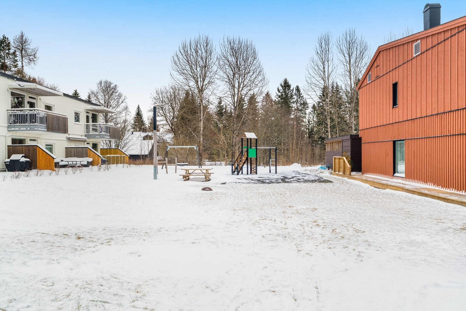 I tillegg til lekeplass på fellesområdet, er det kort vei til skog og mark. Galleribilde