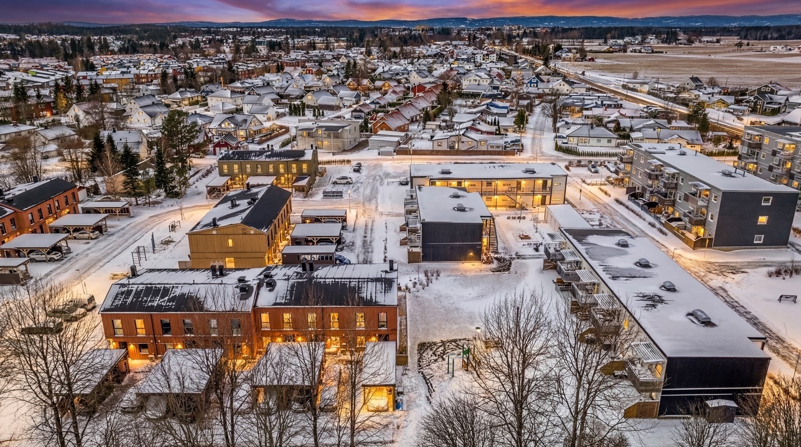 Fra boligen er det kun 8 minutters kjøring til Jessheim Storsenter med et bredt servicetilbud. Galleribilde