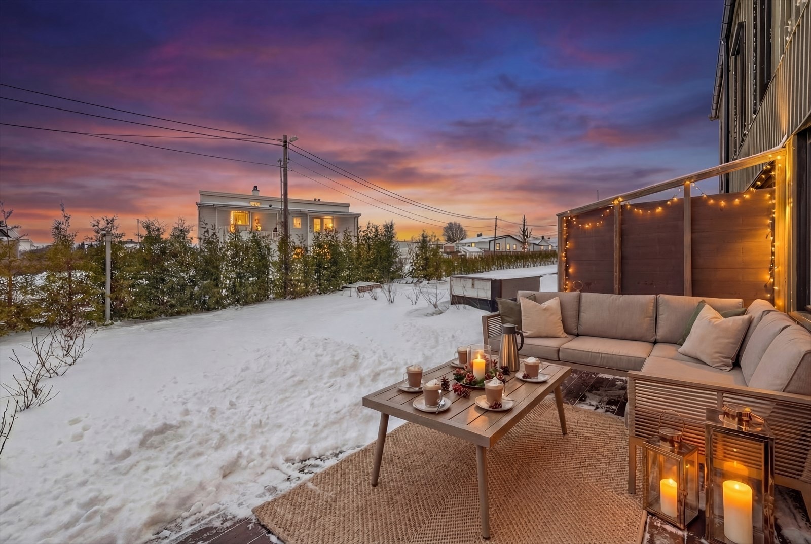 Fra stuen er det utgang til en terrasse på 10 m² med plass til egnede møbler. (digitalt stylet) Galleribilde