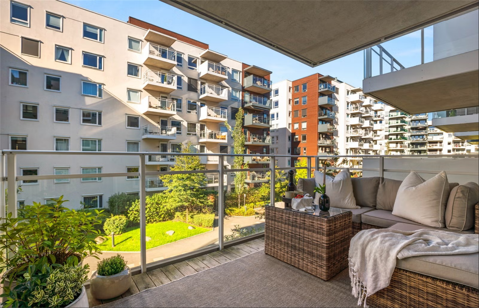 Stor balkong med god plass til utemøbler. Galleribilde