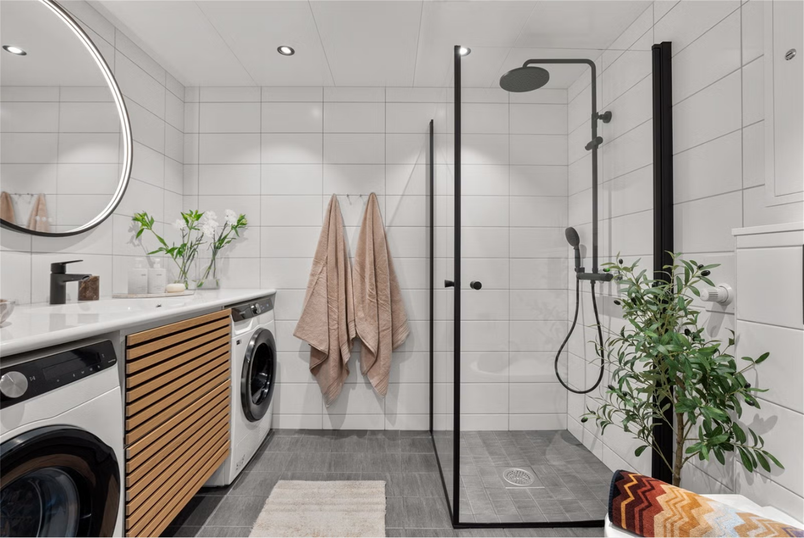 Bad med vaskemaskin, tørketrommel, dusj, wc og oppbevaringsplass. Galleribilde