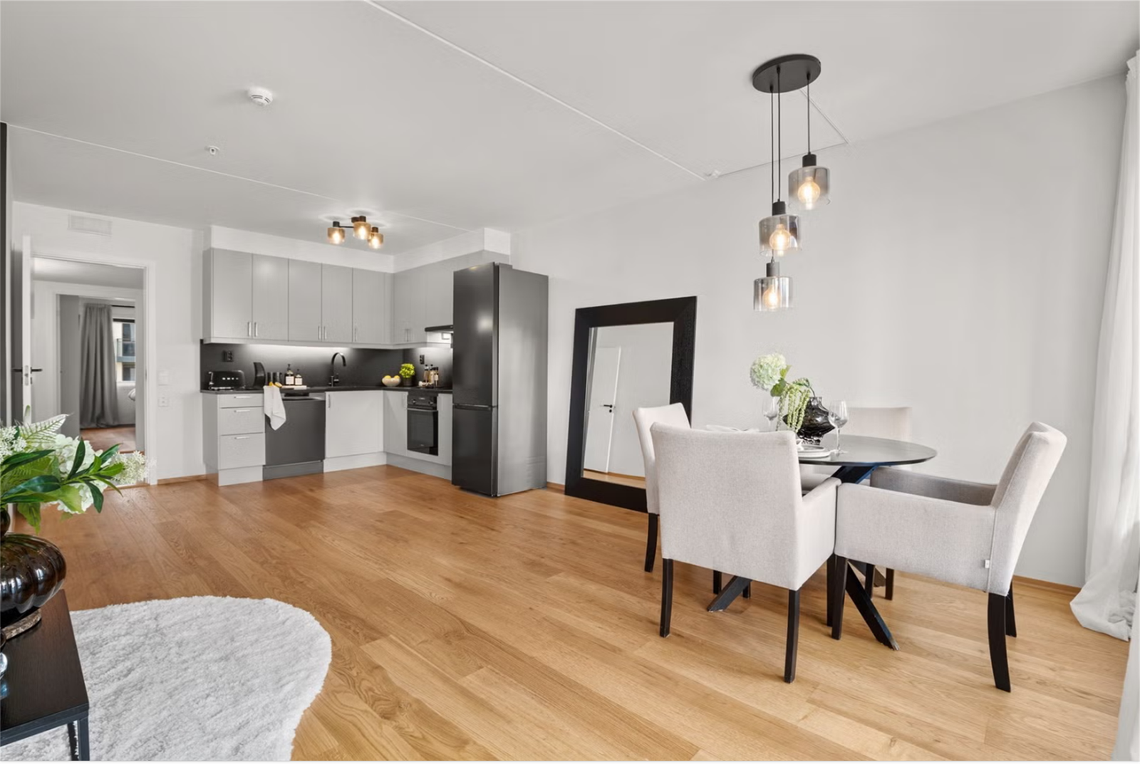 Stor stue/kjøkken med god planløsning. Galleribilde