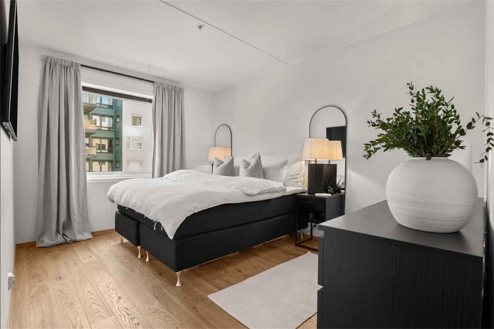 Hovedsoverommet har god plass til dobbeltseng, skap og nattbord. Galleribilde