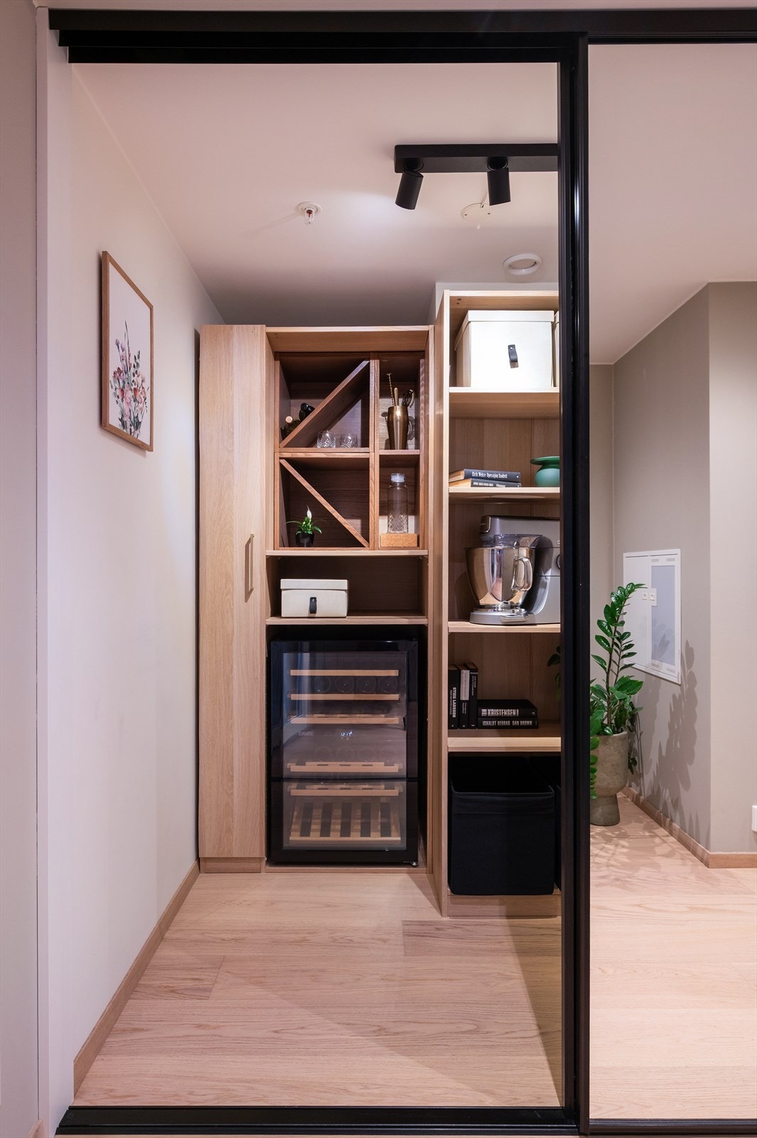 I entréen har man en praktisk, intern bod med skyvedør med speilfront. Galleribilde