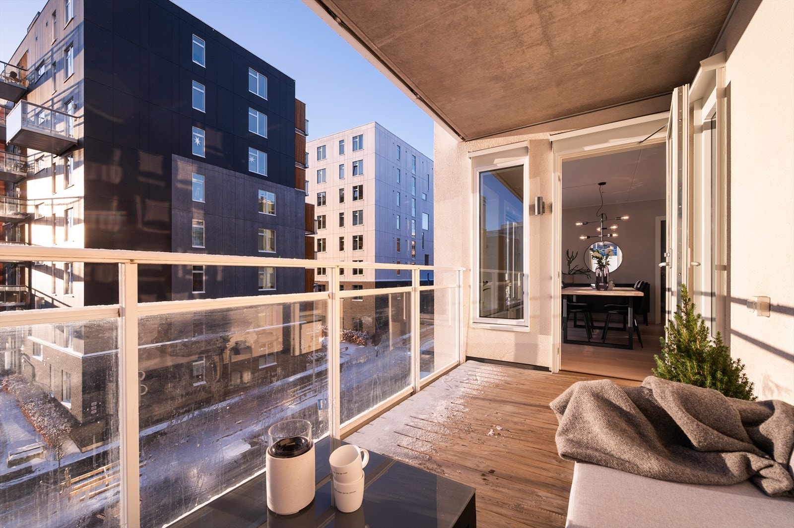 Balkongen har hyggelig utsikt og svært gode solforhold, og fungerer som en naturlig forlengelse av boligen i sommerhalvåret. Galleribilde