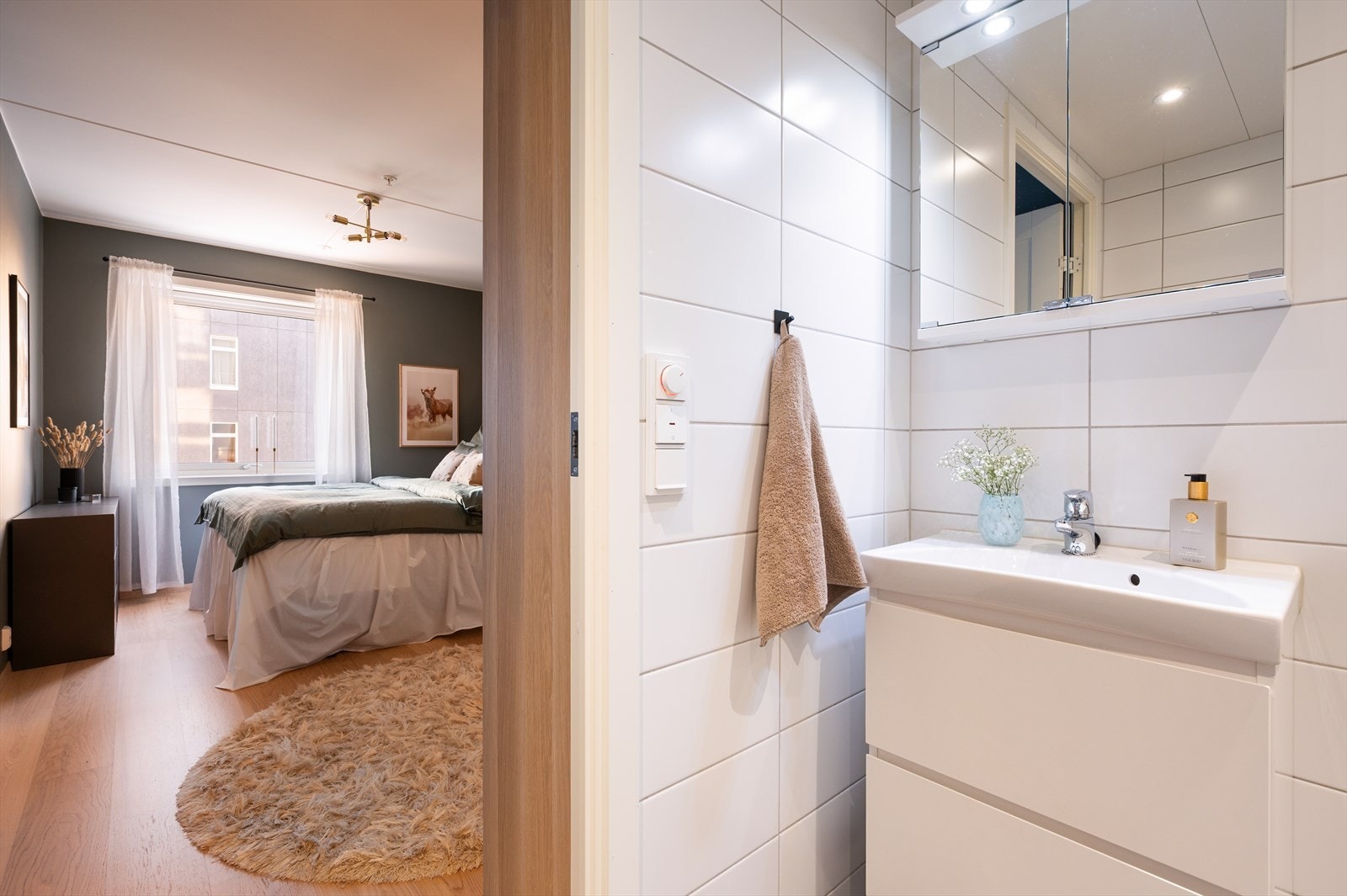 Fra soverommet er det direkte adkomst til eget baderom. Galleribilde