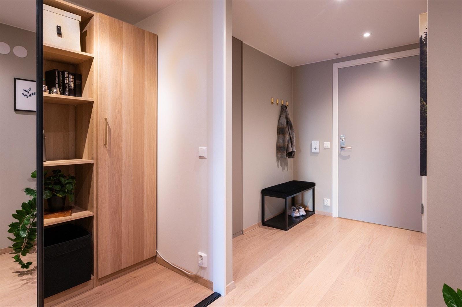 Ellers har entréen gode muligheter for oppheng av ytterklær og plassering av sko. Galleribilde