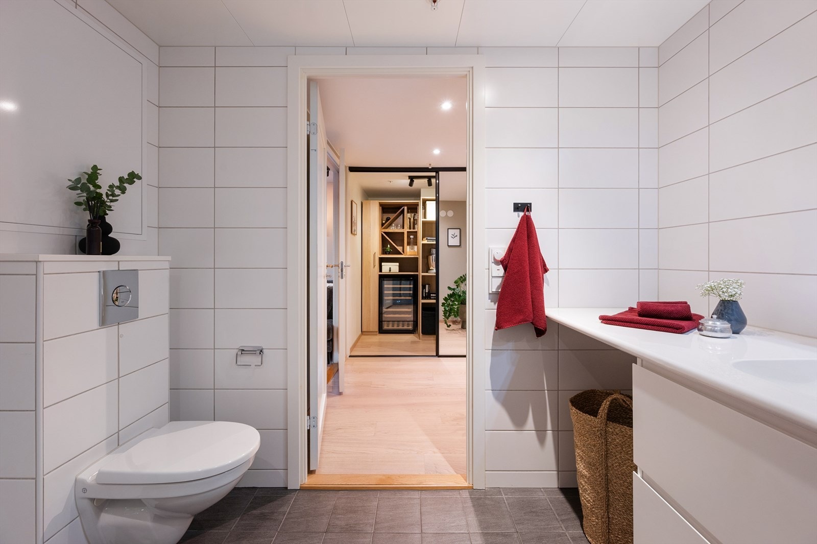 Himling med malte plater, flislagte vegger og gulv med vannbåren gulvvarme. Galleribilde