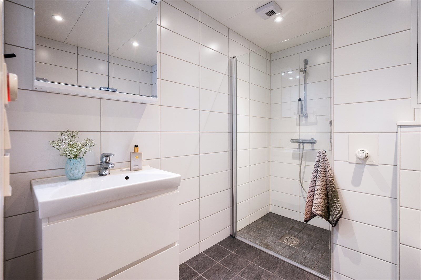 Badet er pent flislagt og har downlights i himling. Galleribilde