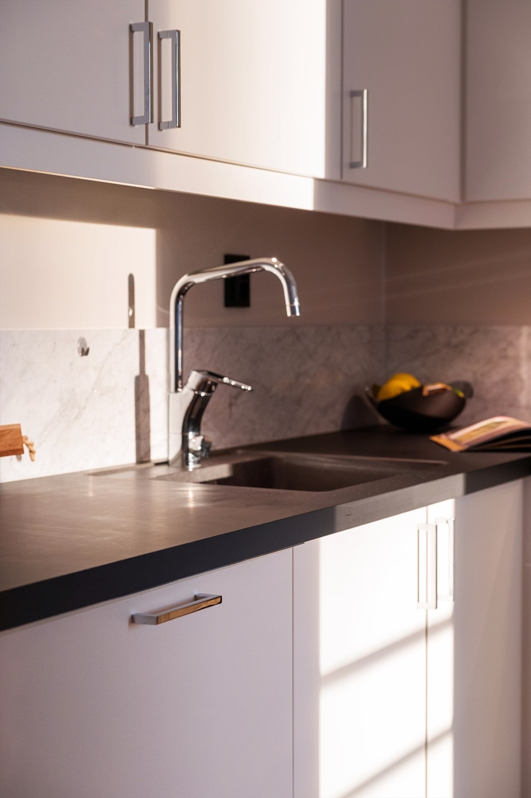 Belysning over benkeplate samt ventilator over kokeplass. Galleribilde