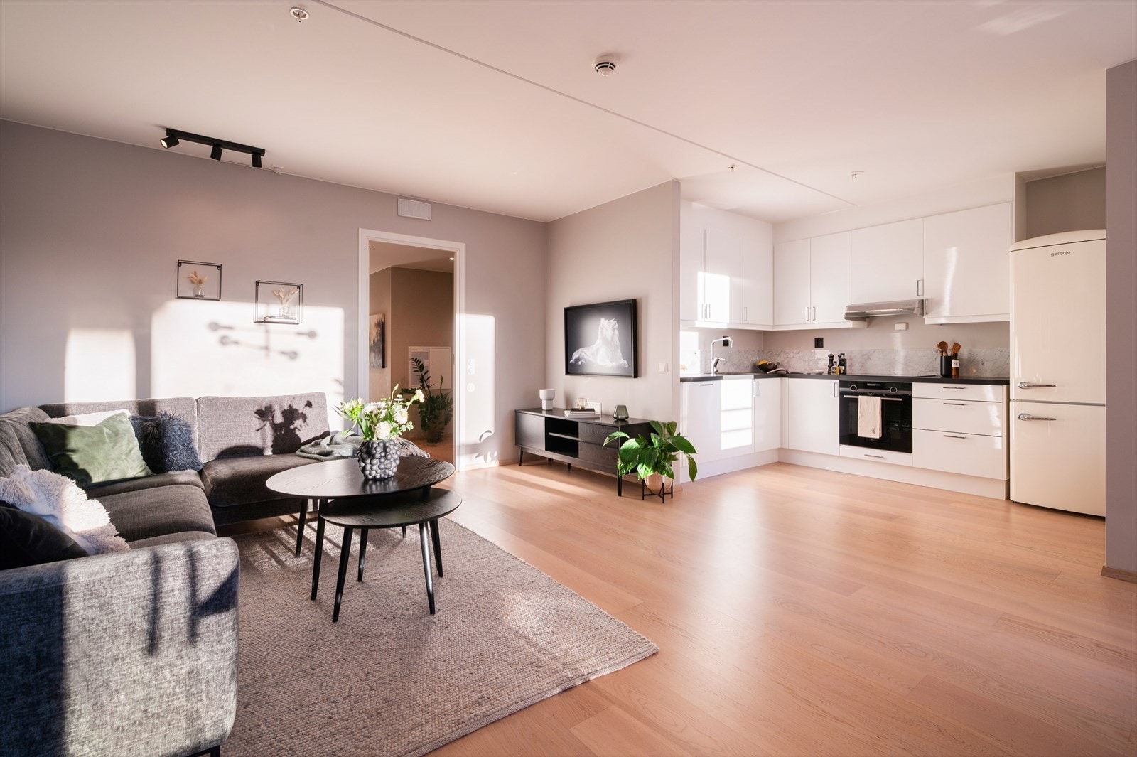 Lysmalte overflater og flott 1-stavs eikeparkett på gulv. Galleribilde