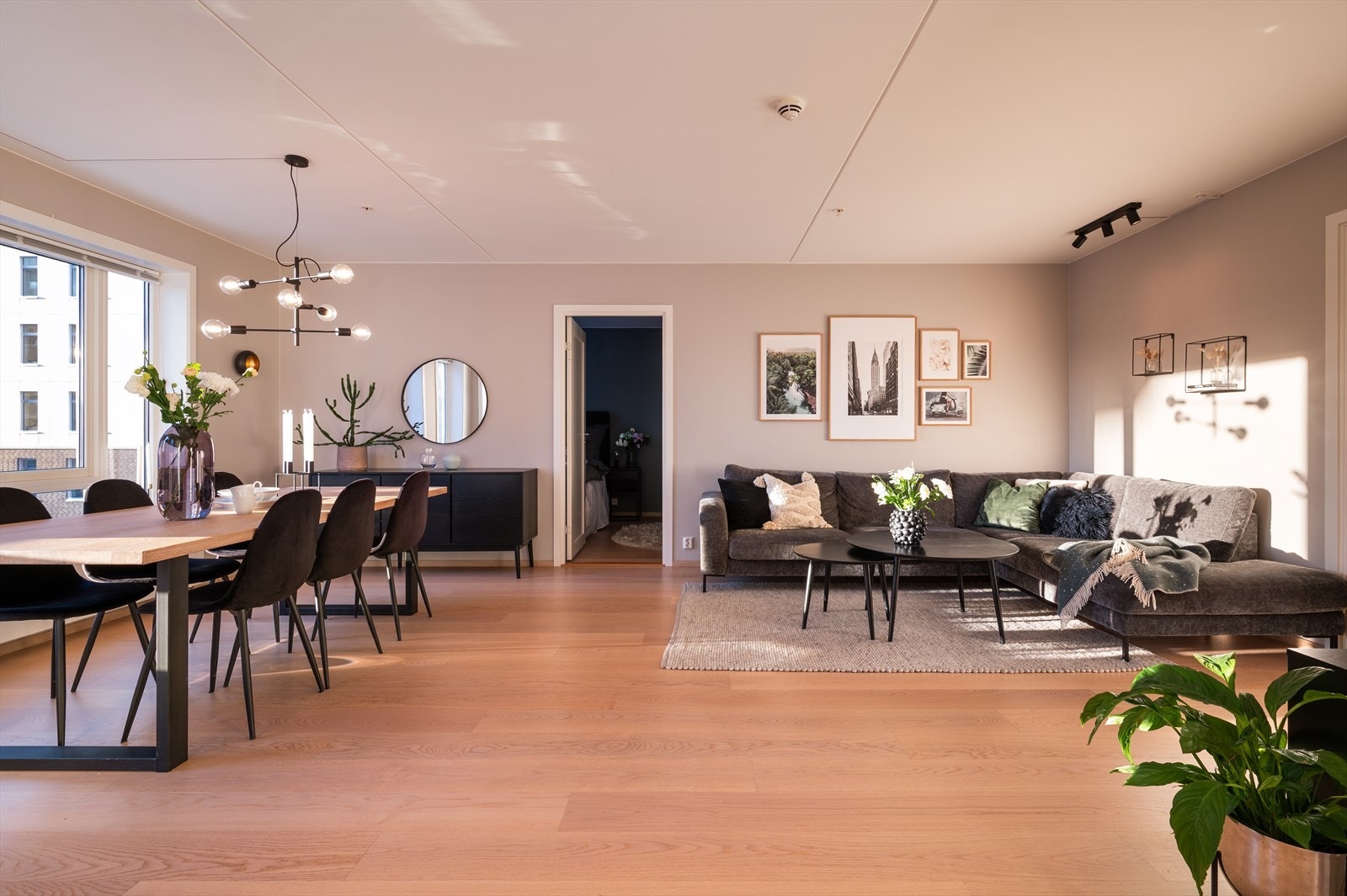 Her er det god plass til både større spisebord for hyggelige sammenkomster og sofagruppe med tilhørende møblement. Galleribilde