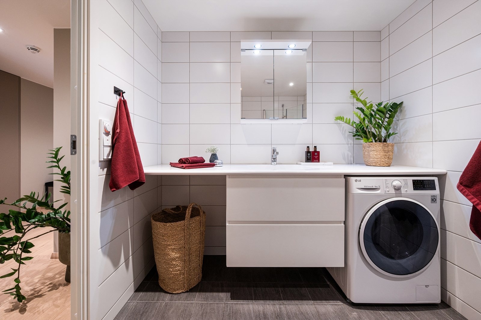 Opplegg for vaskemaskin under praktisk benk. Galleribilde