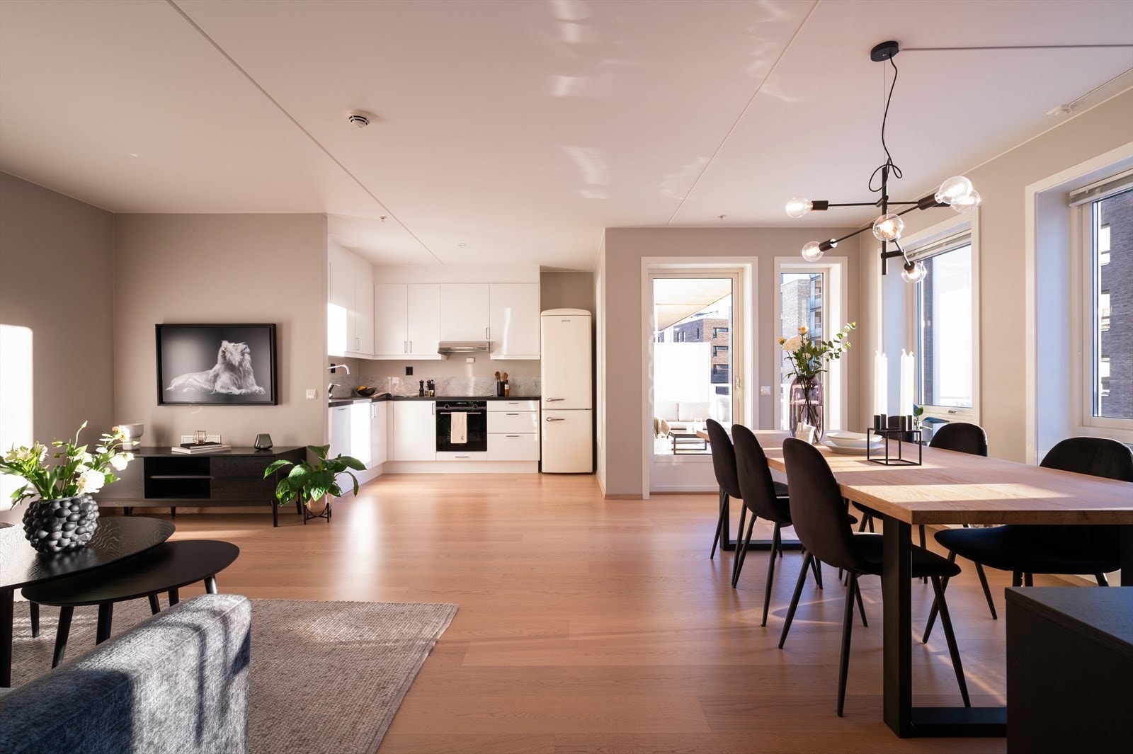 Den åpne løsningen gir rommet en luftig og innbydende atmosfære. Galleribilde