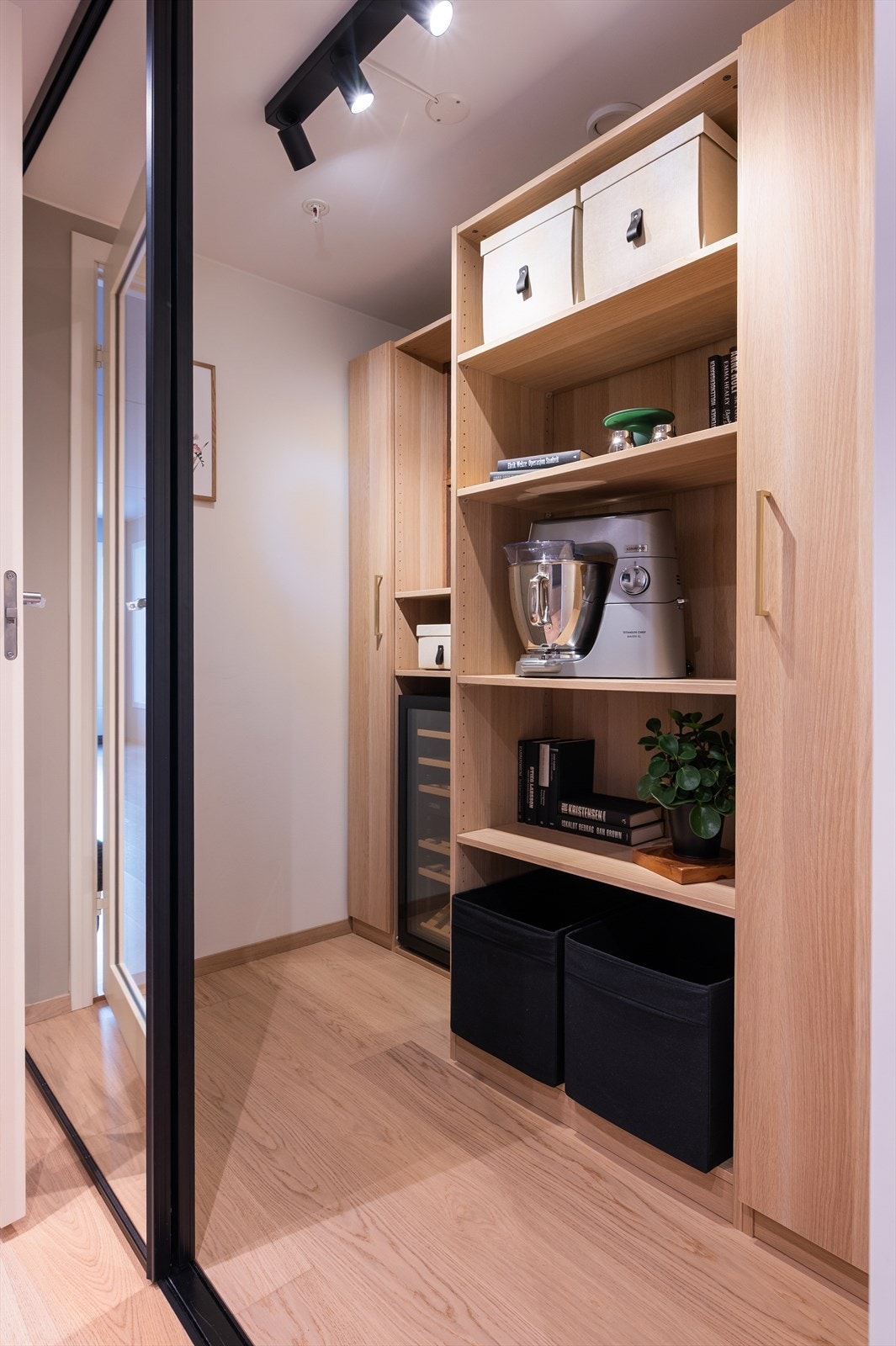 Her er det gode muligheter for oppbevaring i medfølgende skap- og hyller. Galleribilde