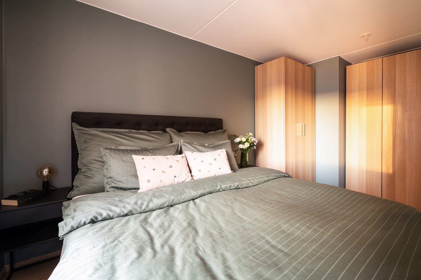 Her er det god plass til dobbeltseng, nattbord og medfølgende garderobeløsning. Galleribilde