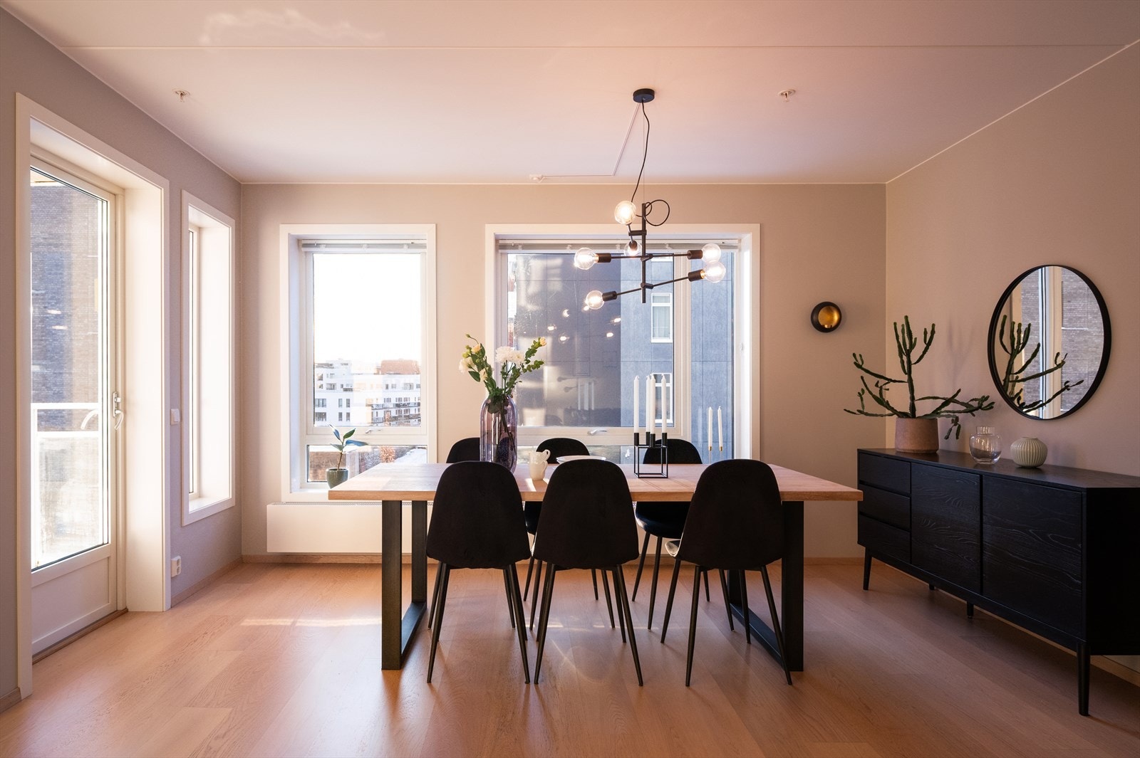 Leiligheten har 81 kvm gjennomført areal fordelt på en romslig stue/kjøkkenløsning med gode lysforhold, to gode soverom og praktiske løsninger som gir høy komfort i hverdagen. Galleribilde