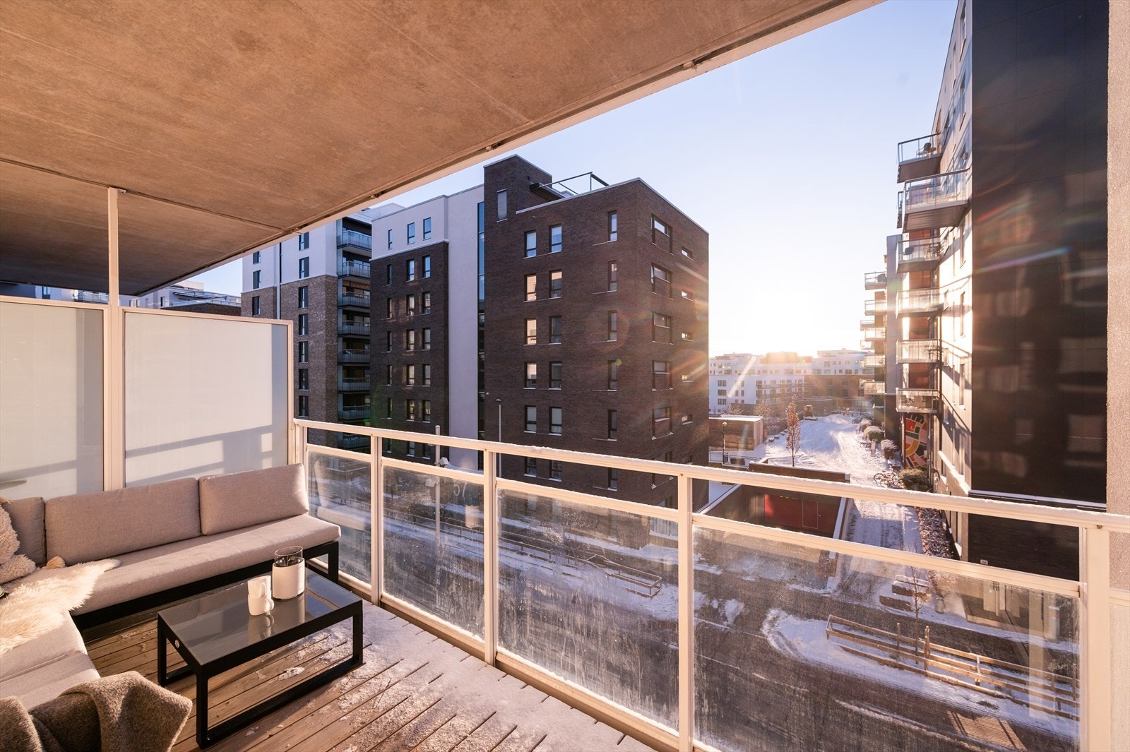 Moderne og svært tiltalende 3-roms leilighet fra 2019 med to baderom, solrik sørvestvendt balkong og egen garasjeplass med elbillader. Galleribilde