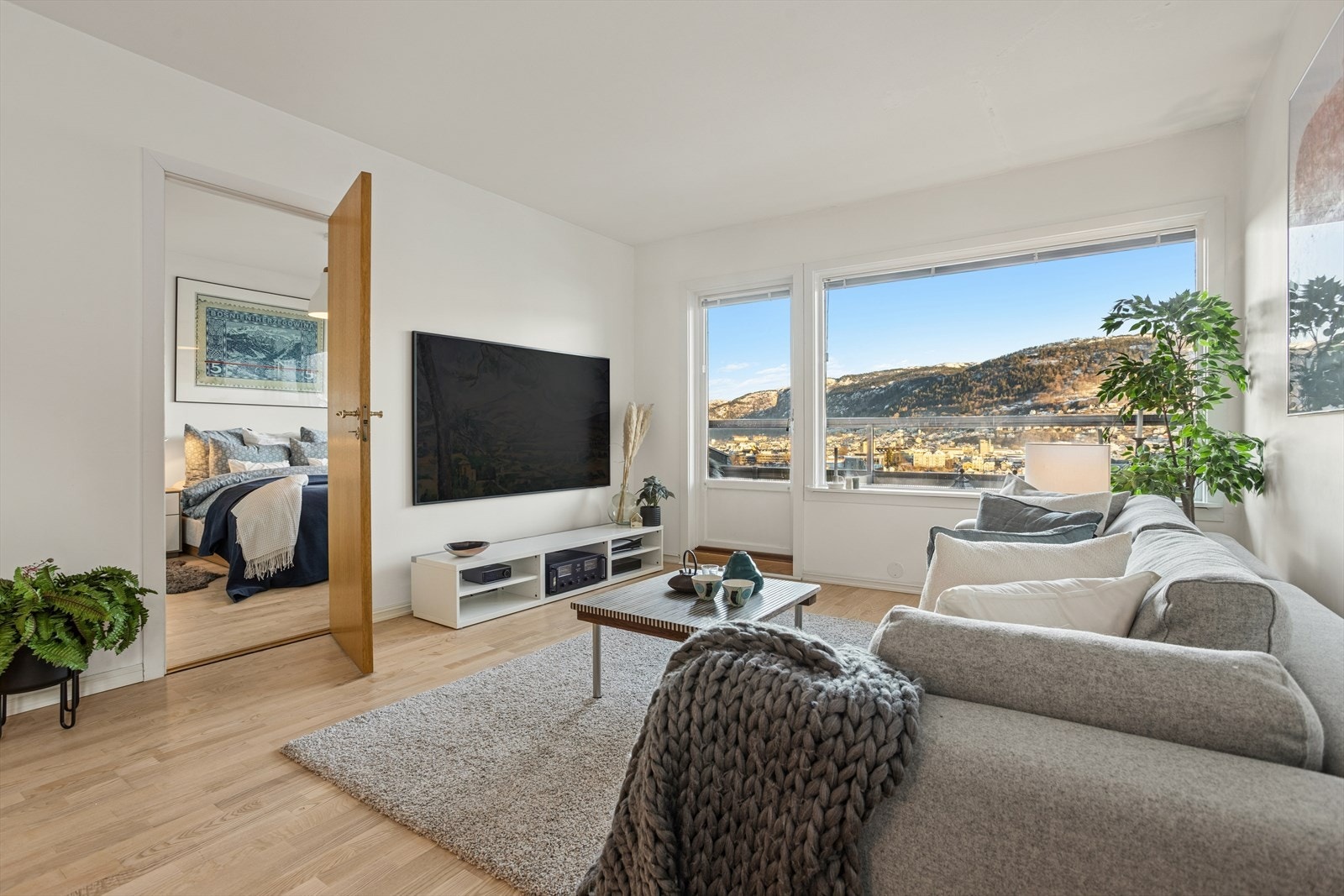 Fra stuen er det adkomst til soverommet. Galleribilde