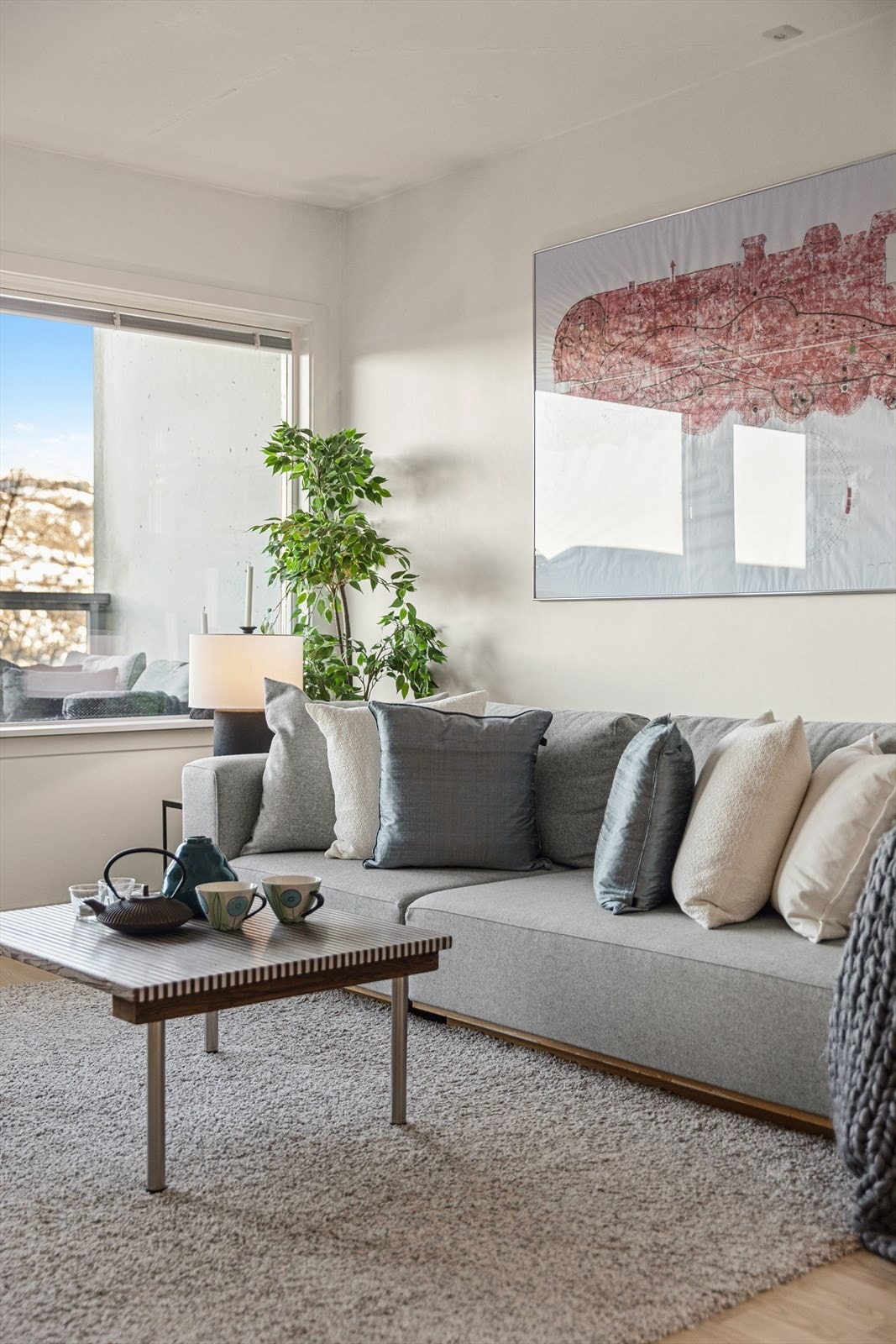 Stuen har gode lysforhold fra de store vindusflatene. Galleribilde