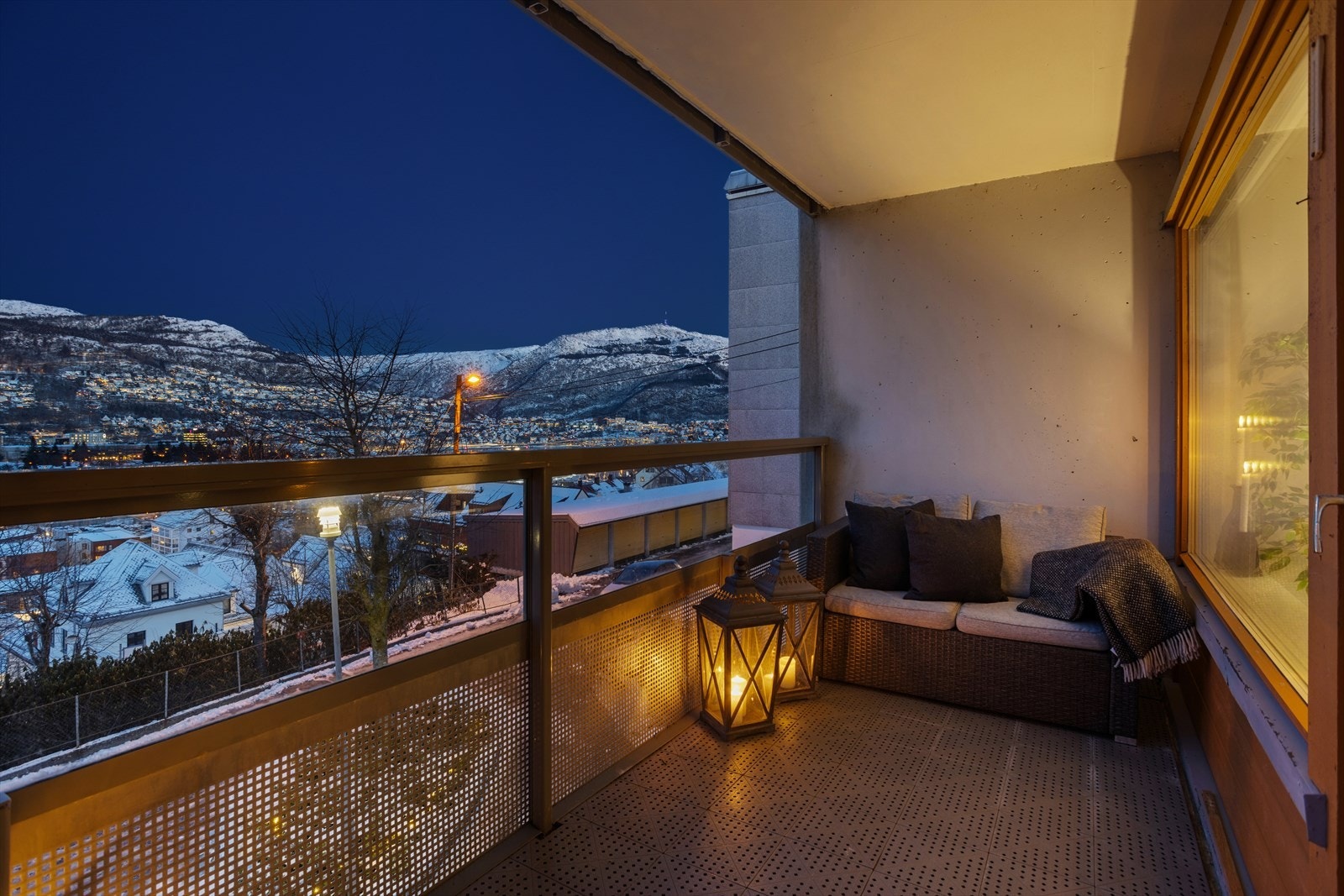 Balkongen er romslig, og har plass til flere møbleringssoner. Galleribilde